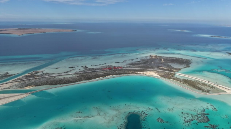 两台中国智能造桥机相会红海